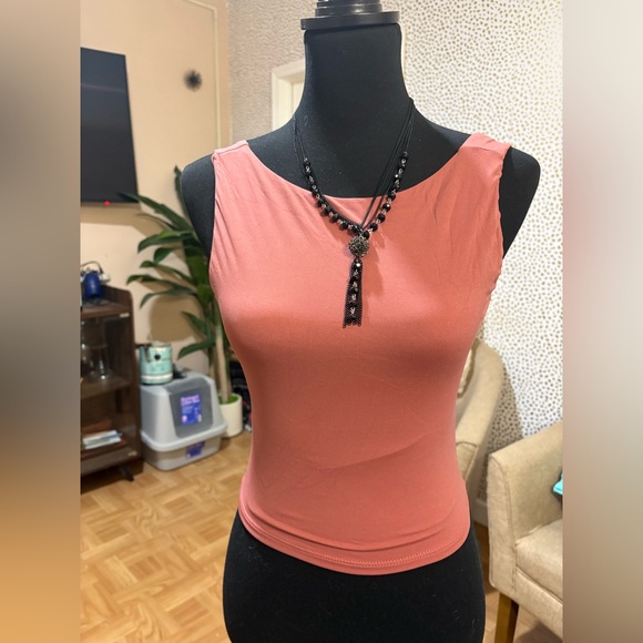 Quinse Tops - Elegant Women's Sleeveless Tank Top in Coral